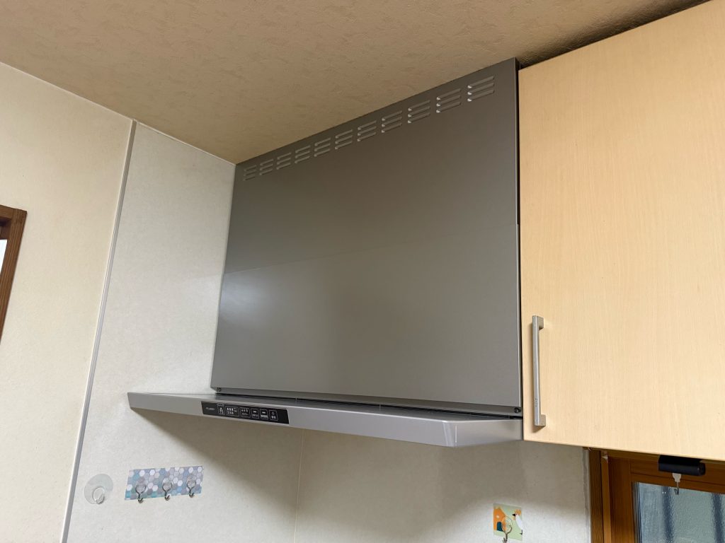 沼田市　キッチン換気扇工事〈リンナイ　レンジフード・ノンフィルタースリム型　TLRシリーズTLR-3S-AP902SV〉